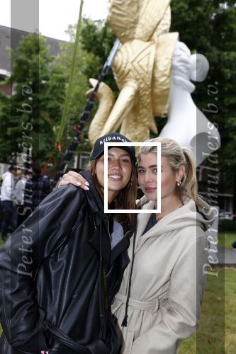 Amsterdam 21 juni 2021
Plaatsen van kunstwerk Joseph Klibansky voor Art Zuid op de apollolaan.
 Zijn vriendin Victoria Waldau alsmede zijn broer schoonzus en ouders zijn ook aanwezig. Victoria en Robin Singels