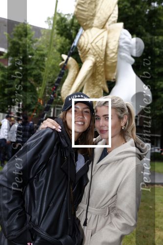 Amsterdam 21 juni 2021
Plaatsen van kunstwerk Joseph Klibansky voor Art Zuid op de apollolaan.
 Zijn vriendin Victoria Waldau alsmede zijn broer schoonzus en ouders zijn ook aanwezig. Victoria en Robin Singels