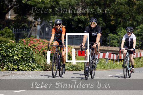 Zevenhuizen 4 juli 2021
Leontien v Moorsel Wendy v Dijk en Anouk Smulders gaan met 500 vrouwen de Amstel Gold race rijden . Vandaag was er een training . Ook Michael Zijlaard en zijn broer Ron reden mee.