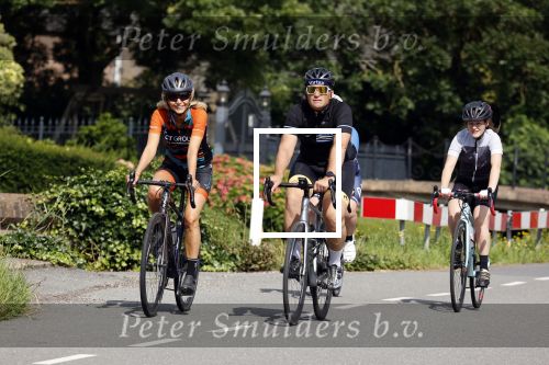 Zevenhuizen 4 juli 2021
Leontien v Moorsel Wendy v Dijk en Anouk Smulders gaan met 500 vrouwen de Amstel Gold race rijden . Vandaag was er een training . Ook Michael Zijlaard en zijn broer Ron reden mee.