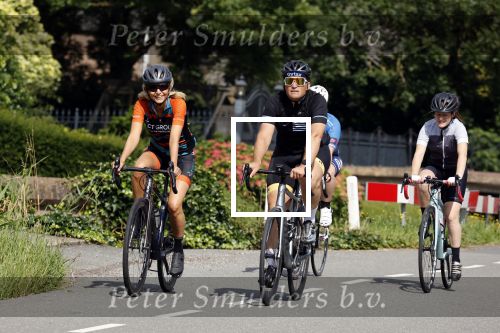 Zevenhuizen 4 juli 2021
Leontien v Moorsel Wendy v Dijk en Anouk Smulders gaan met 500 vrouwen de Amstel Gold race rijden . Vandaag was er een training . Ook Michael Zijlaard en zijn broer Ron reden mee.