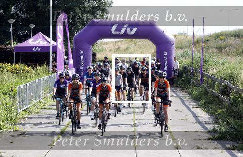 Zevenhuizen 4 juli 2021
Leontien v Moorsel Wendy v Dijk en Anouk Smulders gaan met 500 vrouwen de Amstel Gold race rijden . Vandaag was er een training . Ook Michael Zijlaard en zijn broer Ron reden mee.