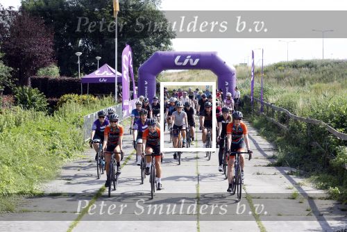 Zevenhuizen 4 juli 2021
Leontien v Moorsel Wendy v Dijk en Anouk Smulders gaan met 500 vrouwen de Amstel Gold race rijden . Vandaag was er een training . Ook Michael Zijlaard en zijn broer Ron reden mee.