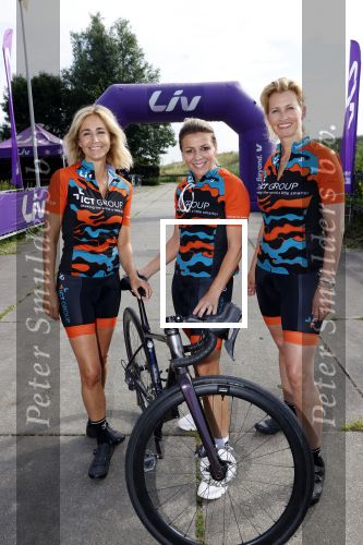Zevenhuizen 4 juli 2021
Leontien v Moorsel Wendy v Dijk en Anouk Smulders gaan met 500 vrouwen de Amstel Gold race rijden . Vandaag was er een training . Ook Michael Zijlaard en zijn broer Ron reden mee.