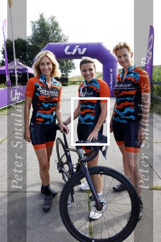 Zevenhuizen 4 juli 2021
Leontien v Moorsel Wendy v Dijk en Anouk Smulders gaan met 500 vrouwen de Amstel Gold race rijden . Vandaag was er een training . Ook Michael Zijlaard en zijn broer Ron reden mee.