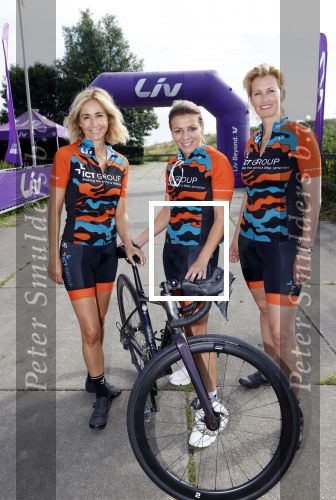Zevenhuizen 4 juli 2021
Leontien v Moorsel Wendy v Dijk en Anouk Smulders gaan met 500 vrouwen de Amstel Gold race rijden . Vandaag was er een training . Ook Michael Zijlaard en zijn broer Ron reden mee.