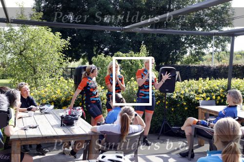 Zevenhuizen 4 juli 2021
Leontien v Moorsel Wendy v Dijk en Anouk Smulders gaan met 500 vrouwen de Amstel Gold race rijden . Vandaag was er een training . Ook Michael Zijlaard en zijn broer Ron reden mee.
