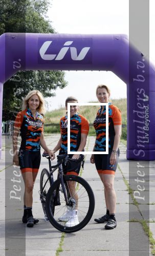 Zevenhuizen 4 juli 2021
Leontien v Moorsel Wendy v Dijk en Anouk Smulders gaan met 500 vrouwen de Amstel Gold race rijden . Vandaag was er een training . Ook Michael Zijlaard en zijn broer Ron reden mee.