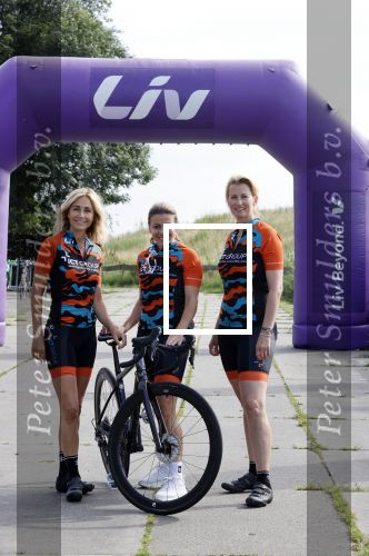 Zevenhuizen 4 juli 2021
Leontien v Moorsel Wendy v Dijk en Anouk Smulders gaan met 500 vrouwen de Amstel Gold race rijden . Vandaag was er een training . Ook Michael Zijlaard en zijn broer Ron reden mee.