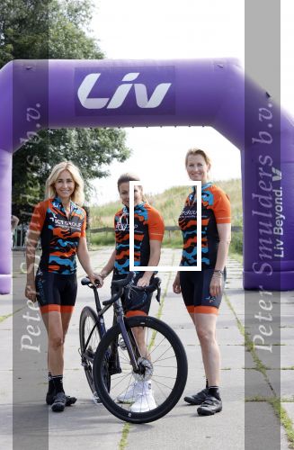 Zevenhuizen 4 juli 2021
Leontien v Moorsel Wendy v Dijk en Anouk Smulders gaan met 500 vrouwen de Amstel Gold race rijden . Vandaag was er een training . Ook Michael Zijlaard en zijn broer Ron reden mee.