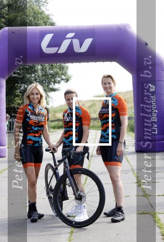 Zevenhuizen 4 juli 2021
Leontien v Moorsel Wendy v Dijk en Anouk Smulders gaan met 500 vrouwen de Amstel Gold race rijden . Vandaag was er een training . Ook Michael Zijlaard en zijn broer Ron reden mee.