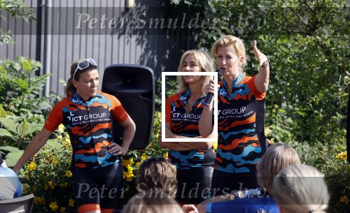 Zevenhuizen 4 juli 2021
Leontien v Moorsel Wendy v Dijk en Anouk Smulders gaan met 500 vrouwen de Amstel Gold race rijden . Vandaag was er een training . Ook Michael Zijlaard en zijn broer Ron reden mee.