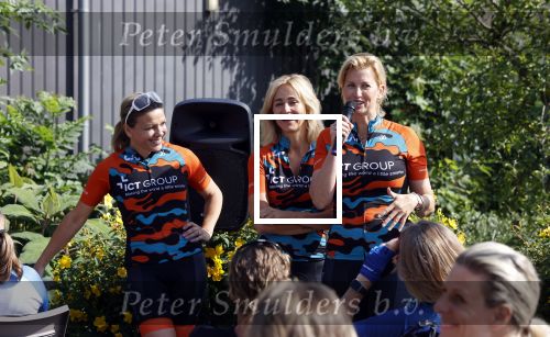 Zevenhuizen 4 juli 2021
Leontien v Moorsel Wendy v Dijk en Anouk Smulders gaan met 500 vrouwen de Amstel Gold race rijden . Vandaag was er een training . Ook Michael Zijlaard en zijn broer Ron reden mee.
