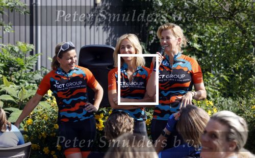Zevenhuizen 4 juli 2021
Leontien v Moorsel Wendy v Dijk en Anouk Smulders gaan met 500 vrouwen de Amstel Gold race rijden . Vandaag was er een training . Ook Michael Zijlaard en zijn broer Ron reden mee.