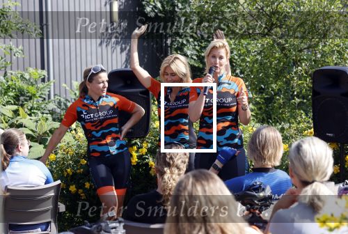 Zevenhuizen 4 juli 2021
Leontien v Moorsel Wendy v Dijk en Anouk Smulders gaan met 500 vrouwen de Amstel Gold race rijden . Vandaag was er een training . Ook Michael Zijlaard en zijn broer Ron reden mee.