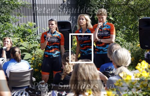 Zevenhuizen 4 juli 2021
Leontien v Moorsel Wendy v Dijk en Anouk Smulders gaan met 500 vrouwen de Amstel Gold race rijden . Vandaag was er een training . Ook Michael Zijlaard en zijn broer Ron reden mee.