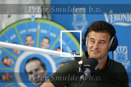 Zeist 8 juli 2021
Bas Nijhuis vraagt zijn vriendin Chantal ten huwelijk. Chantal kwam met een helicopter naar slot Zeist gevlogen. Wolter Kroes zong ze toe. Wilfred Genee