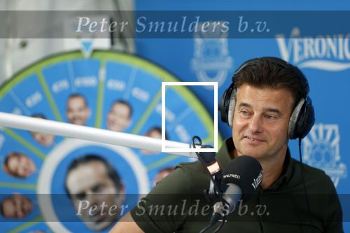 Zeist 8 juli 2021
Bas Nijhuis vraagt zijn vriendin Chantal ten huwelijk. Chantal kwam met een helicopter naar slot Zeist gevlogen. Wolter Kroes zong ze toe. Wilfred Genee