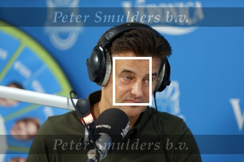 Zeist 8 juli 2021
Bas Nijhuis vraagt zijn vriendin Chantal ten huwelijk. Chantal kwam met een helicopter naar slot Zeist gevlogen. Wolter Kroes zong ze toe. Wilfred Genee