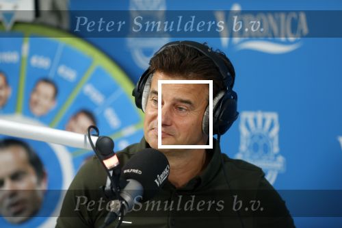 Zeist 8 juli 2021
Bas Nijhuis vraagt zijn vriendin Chantal ten huwelijk. Chantal kwam met een helicopter naar slot Zeist gevlogen. Wolter Kroes zong ze toe. Wilfred Genee