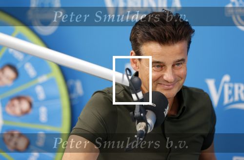 Zeist 8 juli 2021
Bas Nijhuis vraagt zijn vriendin Chantal ten huwelijk. Chantal kwam met een helicopter naar slot Zeist gevlogen. Wolter Kroes zong ze toe. Wilfred Genee
