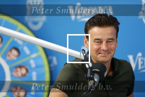 Zeist 8 juli 2021
Bas Nijhuis vraagt zijn vriendin Chantal ten huwelijk. Chantal kwam met een helicopter naar slot Zeist gevlogen. Wolter Kroes zong ze toe. Wilfred Genee