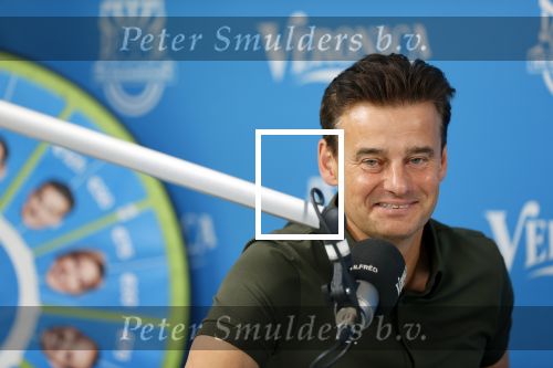 Zeist 8 juli 2021
Bas Nijhuis vraagt zijn vriendin Chantal ten huwelijk. Chantal kwam met een helicopter naar slot Zeist gevlogen. Wolter Kroes zong ze toe. Wilfred Genee