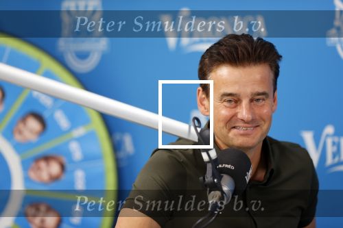 Zeist 8 juli 2021
Bas Nijhuis vraagt zijn vriendin Chantal ten huwelijk. Chantal kwam met een helicopter naar slot Zeist gevlogen. Wolter Kroes zong ze toe. Wilfred Genee