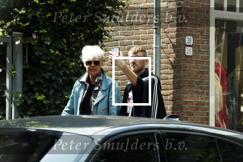 Laren 9 juli 2022
Ad Visser op terras en lopen door Laren