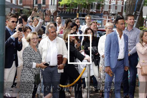 Amsterdam 10 juni 2022
Benno Leeser opent luxe chocolade winkel in Amsterdam zuid op de cornelis schuytstraat. Ook zijn vrouw Kitty Leeser is aanwezig