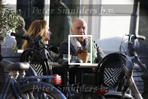 Weesp 15 maart 2022
Alfred v d Heuevl met Margreet Spijker op terras in het centrum van Weesp.