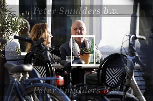 Weesp 15 maart 2022
Alfred v d Heuevl met Marleen Spijker  op terras in het centrum van Weesp.