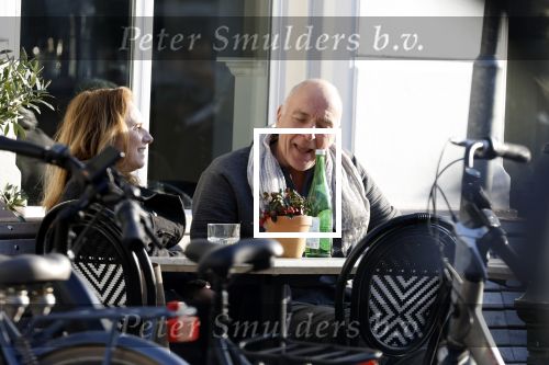 Weesp 15 maart 2022
Alfred v d Heuevl met Marleen Spijker  op terras in het centrum van Weesp.