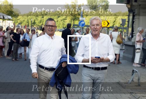 Amsterdam 19 juli 2022
Laatste optreden Willeke Albertri in het concertgebouw. Binnenkomst gasten. Andre v Duin met partner Fernando Reyes