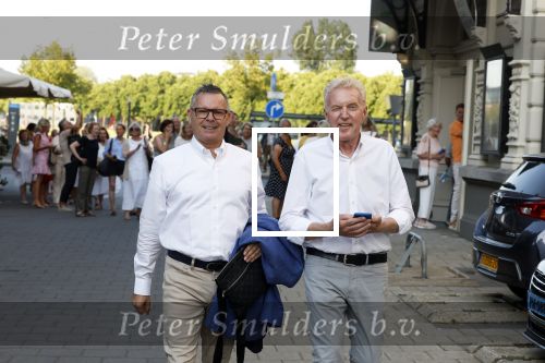 Amsterdam 19 juli 2022
Laatste optreden Willeke Albertri in het concertgebouw. Binnenkomst gasten. Andre v Duin met partner Fernando Reyes