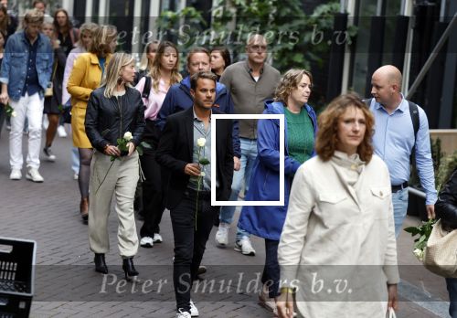 Amsterdam 6 juli 2022
Precies 1 jaar geleden werd op deze plek Peter R de Vries neergeschoten. De redaktie en presentatoren van RTL Boulevard leggen een witte roos neer . OA aanwezig Georgette Schlick Peter v d Vorst Sven Sauve Marieke Elsinga Vivienne v d Assem Aran Bade Jeroen Kijk in de Vegte Arno Kantelberg Eveline Stallaart Clarice Stenger Leon de Ruyter Dries Roelvink en Tim Oliehoek .