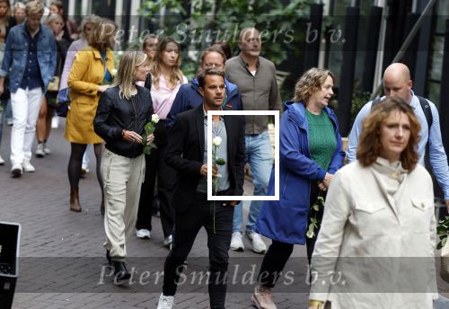 Amsterdam 6 juli 2022
Precies 1 jaar geleden werd op deze plek Peter R de Vries neergeschoten. De redaktie en presentatoren van RTL Boulevard leggen een witte roos neer . OA aanwezig Georgette Schlick Peter v d Vorst Sven Sauve Marieke Elsinga Vivienne v d Assem Aran Bade Jeroen Kijk in de Vegte Arno Kantelberg Eveline Stallaart Clarice Stenger Leon de Ruyter Dries Roelvink en Tim Oliehoek .