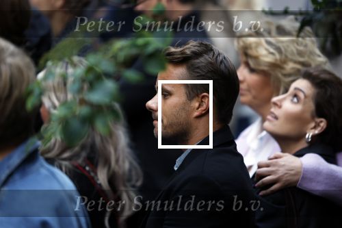 Amsterdam 6 juli 2022
Precies 1 jaar geleden werd op deze plek Peter R de Vries neergeschoten. De redaktie en presentatoren van RTL Boulevard leggen een witte roos neer . OA aanwezig Georgette Schlick Peter v d Vorst Sven Sauve Marieke Elsinga Vivienne v d Assem Aran Bade Jeroen Kijk in de Vegte Arno Kantelberg Eveline Stallaart Clarice Stenger Leon de Ruyter Dries Roelvink en Tim Oliehoek .