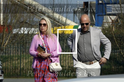 Rotterdam 25 maart 2022
John de Wolf en zijn vrouw Inge Zijdenbos trouwen in het Zalmhuis. Jochem Myjer trouwt ze. Arne Slot met zijn vrouw