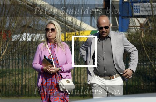 Rotterdam 25 maart 2022
John de Wolf en zijn vrouw Inge Zijdenbos trouwen in het Zalmhuis. Jochem Myjer trouwt ze. Arne Slot met zijn vrouw