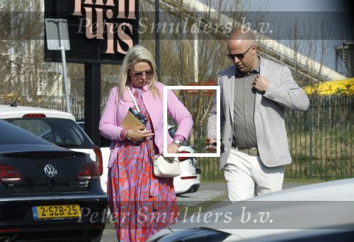 Rotterdam 25 maart 2022
John de Wolf en zijn vrouw Inge Zijdenbos trouwen in het Zalmhuis. Jochem Myjer trouwt ze. Arne Slot met zijn vrouw
