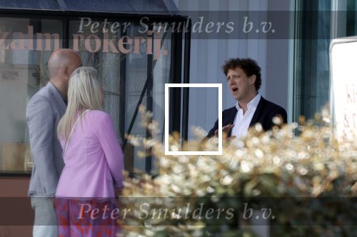 Rotterdam 25 maart 2022
John de Wolf en zijn vrouw Inge Zijdenbos trouwen in het Zalmhuis. Jochem Myjer trouwt ze. Arne Slot met zijn vrouw