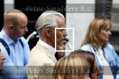 Amsterdam 6 juli 2022
Precies 1 jaar geleden werd op deze plek Peter R de Vries neergeschoten. De redaktie en presentatoren van RTL Boulevard leggen een witte roos neer . OA aanwezig Georgette Schlick Peter v d Vorst Sven Sauve Marieke Elsinga Vivienne v d Assem Aran Bade Jeroen Kijk in de Vegte Arno Kantelberg Eveline Stallaart Clarice Stenger Leon de Ruyter Dries Roelvink en Tim Oliehoek .