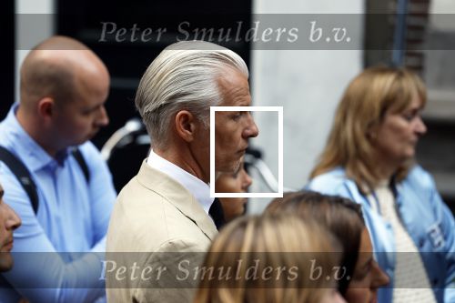 Amsterdam 6 juli 2022
Precies 1 jaar geleden werd op deze plek Peter R de Vries neergeschoten. De redaktie en presentatoren van RTL Boulevard leggen een witte roos neer . OA aanwezig Georgette Schlick Peter v d Vorst Sven Sauve Marieke Elsinga Vivienne v d Assem Aran Bade Jeroen Kijk in de Vegte Arno Kantelberg Eveline Stallaart Clarice Stenger Leon de Ruyter Dries Roelvink en Tim Oliehoek .