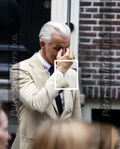 Amsterdam 6 juli 2022
Precies 1 jaar geleden werd op deze plek Peter R de Vries neergeschoten. De redaktie en presentatoren van RTL Boulevard leggen een witte roos neer . OA aanwezig Georgette Schlick Peter v d Vorst Sven Sauve Marieke Elsinga Vivienne v d Assem Aran Bade Jeroen Kijk in de Vegte Arno Kantelberg Eveline Stallaart Clarice Stenger Leon de Ruyter Dries Roelvink en Tim Oliehoek .