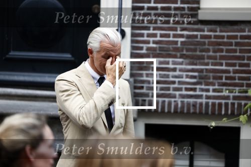 Amsterdam 6 juli 2022
Precies 1 jaar geleden werd op deze plek Peter R de Vries neergeschoten. De redaktie en presentatoren van RTL Boulevard leggen een witte roos neer . OA aanwezig Georgette Schlick Peter v d Vorst Sven Sauve Marieke Elsinga Vivienne v d Assem Aran Bade Jeroen Kijk in de Vegte Arno Kantelberg Eveline Stallaart Clarice Stenger Leon de Ruyter Dries Roelvink en Tim Oliehoek .