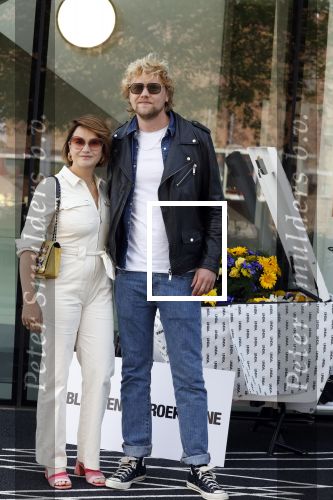 Amsterdam 14 juni 2022
Ontbijt georganisserd door Linda.nl en Victoria Koblenko met haar man Evgeniy Levchenko. Er is een aktie #bloemenvoorOekraine in het leven geroepen. Barbara Sloesen met nieuwe vriend Joost Hofman