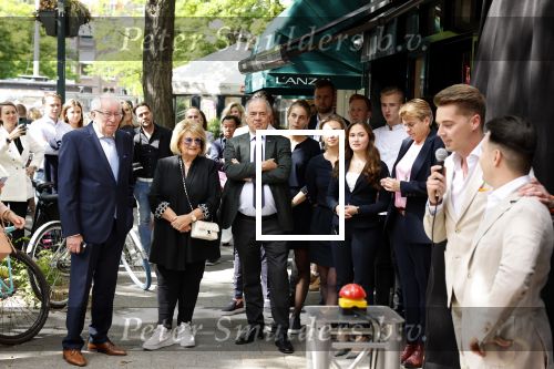 Amsterdam 10 juni 2022
Benno Leeser opent luxe chocolade winkel in Amsterdam zuid op de cornelis schuytstraat. Ook zijn vrouw Kitty Leeser is aanwezig