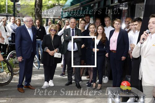 Amsterdam 10 juni 2022
Benno Leeser opent luxe chocolade winkel in Amsterdam zuid op de cornelis schuytstraat. Ook zijn vrouw Kitty Leeser is aanwezig