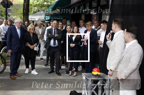 Amsterdam 10 juni 2022
Benno Leeser opent luxe chocolade winkel in Amsterdam zuid op de cornelis schuytstraat. Ook zijn vrouw Kitty Leeser is aanwezig